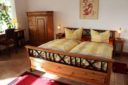 Doppelbett im Wohn-Schlafzimmer