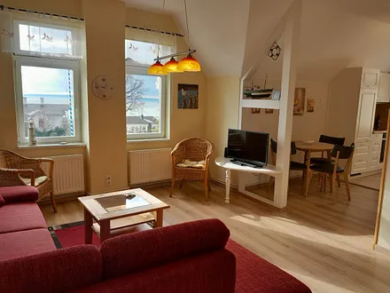 Wohnzimmer mit Esstisch und Küchenzeile