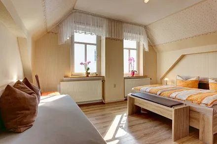 Schlafzimmer mit Doppelbett und Einzelbett