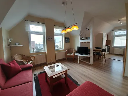 Wohnraum mit Esstisch und Küchenzeile