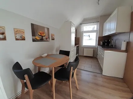 Küchenzeile mit Esstisch