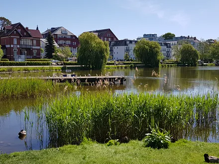 Blick auf die Strandpromenade mit dem Seehof vom Schlonsee aus