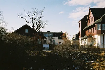 Seehof Bansin - herbst-winterliche Außenansicht: li. der "kleine", re. der "große" Seehof