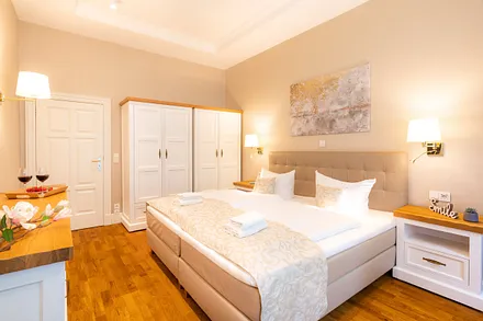 Schlafzimmer mit Doppebett