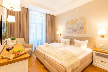 Schlafzimmer mit Doppelbett