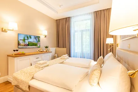 Schlafzimmer mit Doppelbett