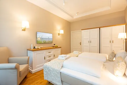 Schlafzimmer mit Doppelbett