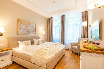 Schlafzimmer mit Doppelbett