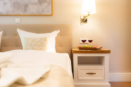 ... haben wir das Bett für Sie und das für Ihre lieben Mitreisenden bereits bezogen und ein Duschtuch sowie ein kleines Handtuch bereitgelegt. Die Couch im Wohnbereich kann als Schlafstätte für ...