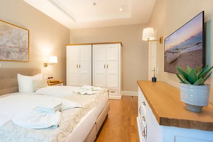 Schlafzimmer mit Doppelbett