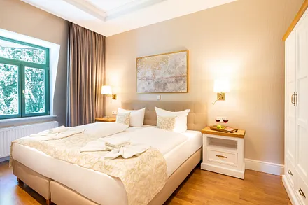 Schlafzimmer mit Doppelbett