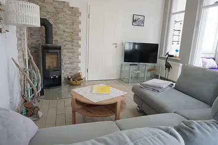 gemütliches Wohnzimmer mit Kamin