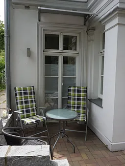 2. kleine Terasse vor dem Haus