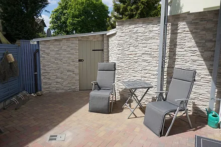 sonniger gemütlicher Innenhof mit Sitzecke