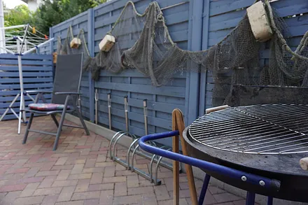 sonniger Innenhof mit Grillmöglichkeit undUnterstellmöglichkeit für Fahrräder