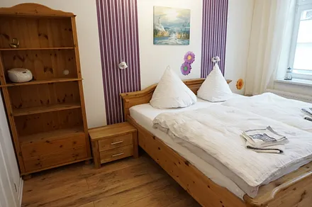 Schlafzimmer mit Doppelbett 