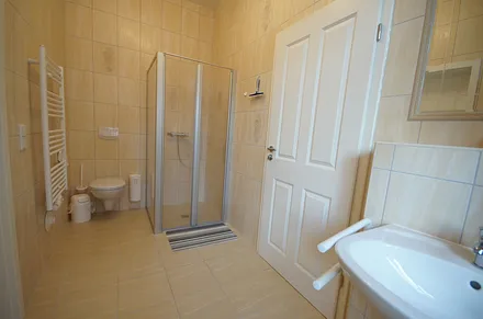 modernes Bad mit Dusche ebenerdig