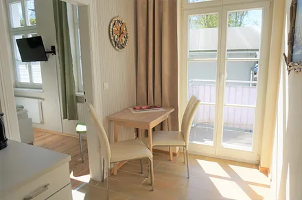 kleine Essecke in der Küche vor dem Balkon