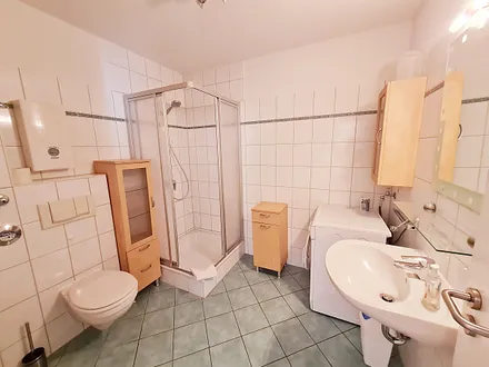 Badezimmer mit Dusche und Waschmaschine