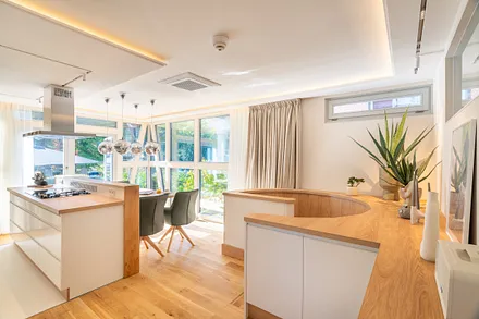 Moderne Küche mit Zugang zur Hauptterrasse: Side-by-Side-Kühlschrank, 