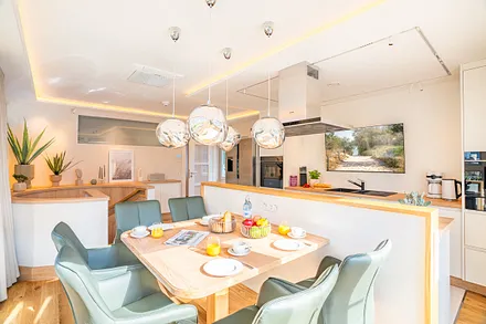 Gefrierschrank, Kaffeevollautomat,Induktionskochfeld, Backofen mit Mikrowelle...