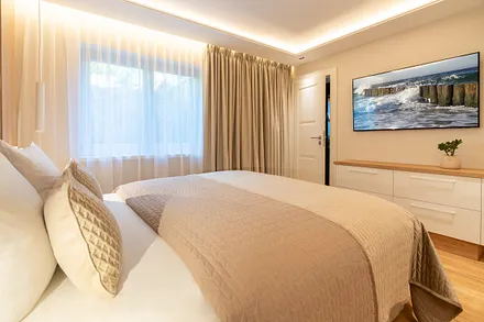 3. Schlafzimmer im Gartengeschoss mit Smart-TV, Bad en Suite