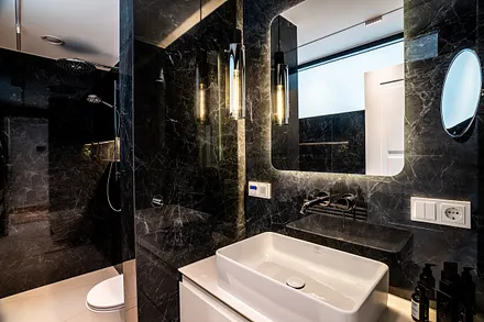 1. Badezimmer im Erdgeschoss mit Dusche