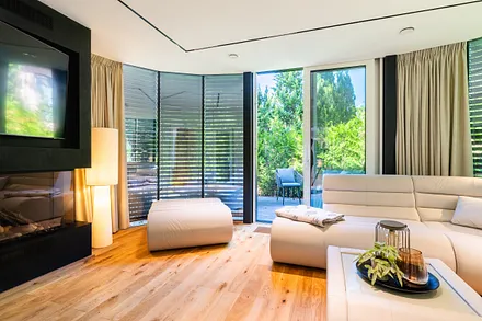 Wohnbereich mit Smart TV und Gaskamin, Zugang zur Terrasse