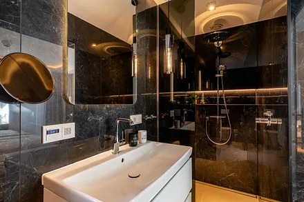 2. Badezimmer im Gartengeschoss mit Dusche