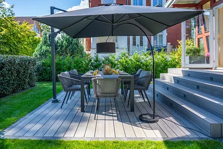 Terrasse mit Esstisch, Beleuchtung, Elektro-Grill