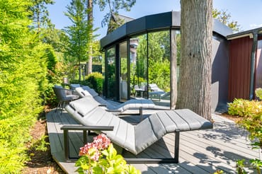 Terrasse mit Sonnenliegen
