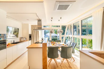 Küche mit Zugang zur großen Terrasse