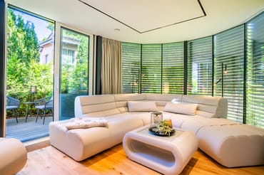 Wohnbereich mit Verschattungsanlage und Zugang zur 2. Terrasse