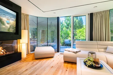 Wohnbereich mit Gaskamin,Smart-TV,Verschattungsanlage und Zugang zur 2. Terrasse