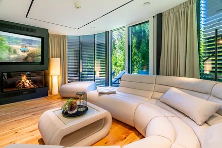 Wohnbereich mit Gaskamin und Verschattungsanlage