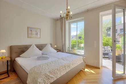 Schlafzimmer mit Doppelbett und Terrasse