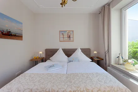 Schlafzimmer mit Doppelbett