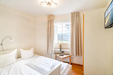 2. Schlafzimmer - Einzelbett mit Ausziehfunktion