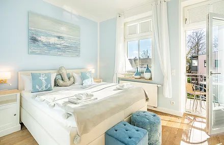 Schlafzimmer mit Doppelbett und Balkon