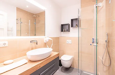 Bad mit Echtglasdusche