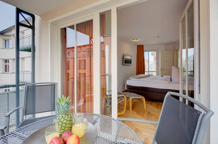 V1. Schlafzimmer mit Doppelbett und Balkon