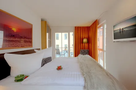 1. Schlafzimmer mit Doppelbett und Balkon