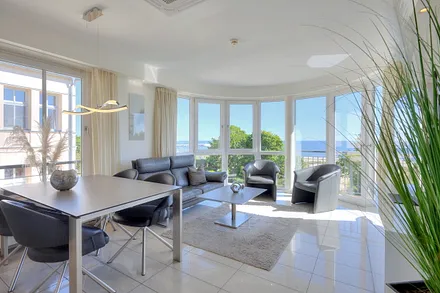 Wohnzimmer mit Panoramafenster und Ostseeblick