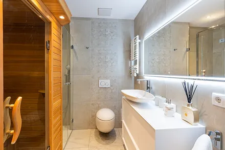  Bad mit Echtglas-Dusche und Infrarot-Saunakabine