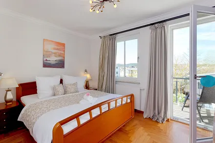 Schlafzimmer mit Doppelbett und Balkon