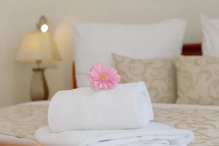 Schlafzimmer mit Doppelbett