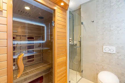 Bad mit Echtglas-Dusche und Infrarot-Saunakabine