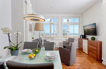 Ess- und Wohnbereich mit Meerblick