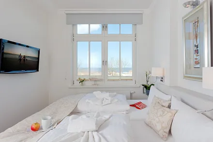 1. Schlafzimmer mit Doppelbett und Meerblick