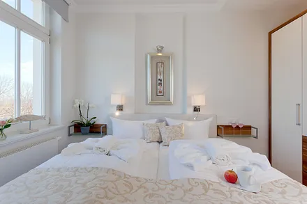 1. Schlafzimmer mit Doppelbett und Meerblick